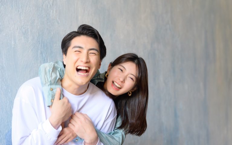 【男女100人に聞いた】後ろから恋人に抱きつくのはあり? 効果的なボディタッチの方法とは | Oggi.jp