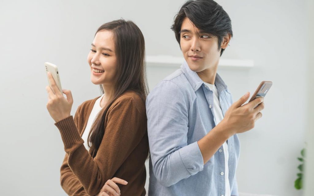 嫉妬深い人を見分ける8つの兆候