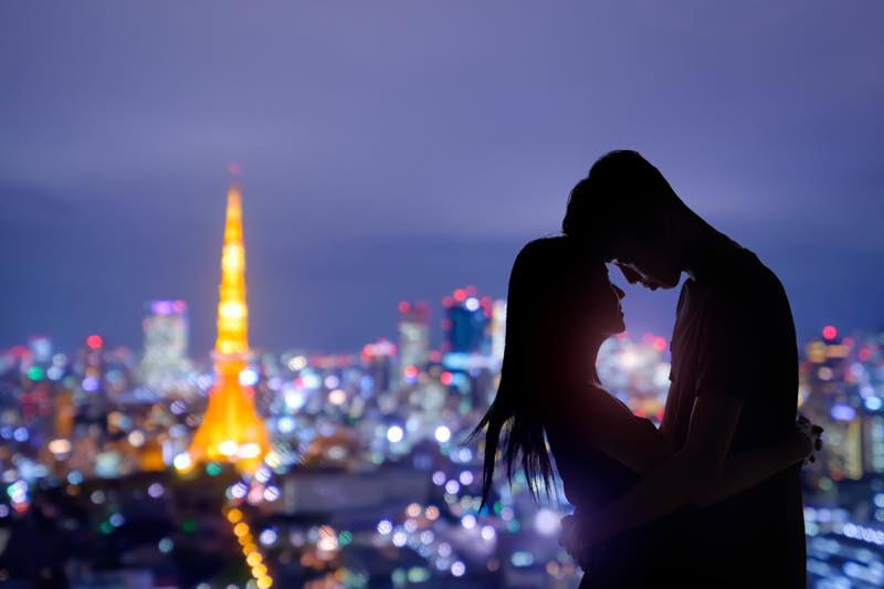 東京タワーと手前にカップルの影