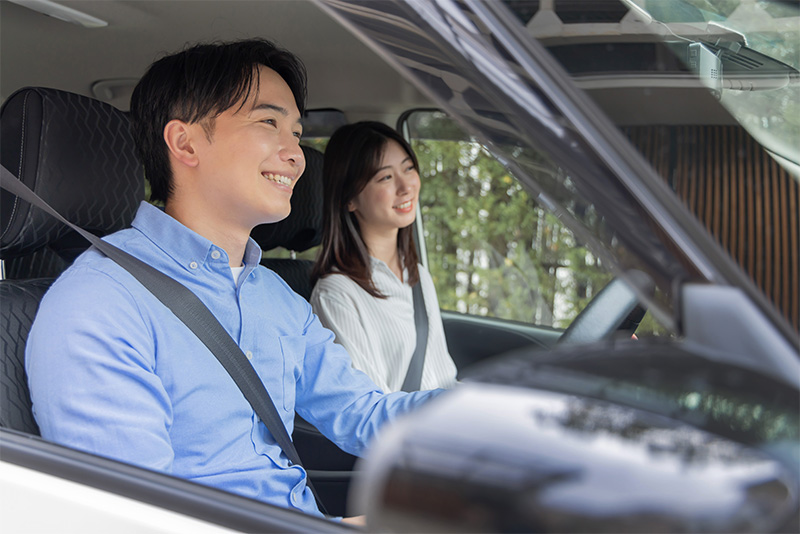 ドライブをするカップル