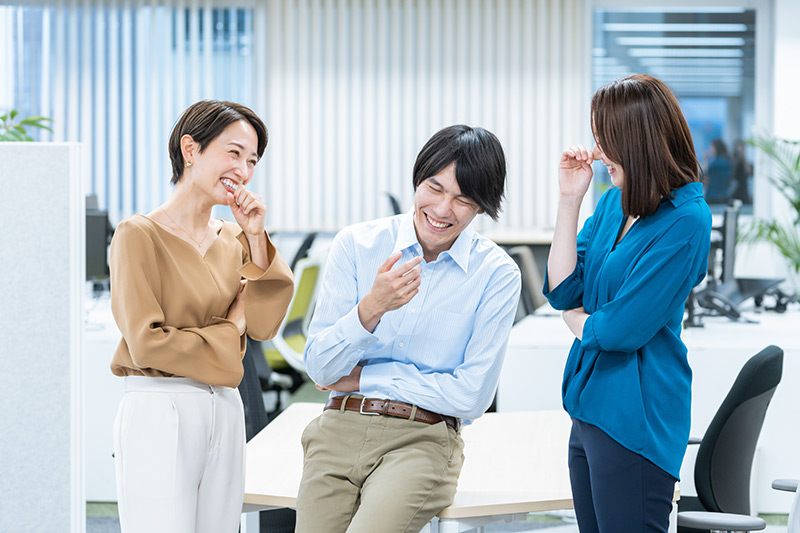 オフィスで話をする男女