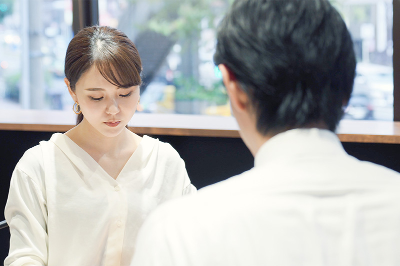 話をする男女