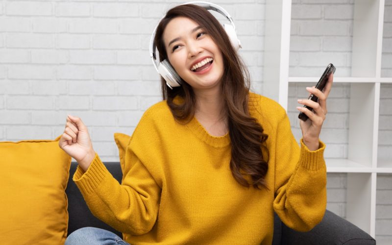 アラサー女子が好きなカバー曲 トップ3にはジャニーズが歌う名曲も 青いイナズマ は何位 Oggi Jp
