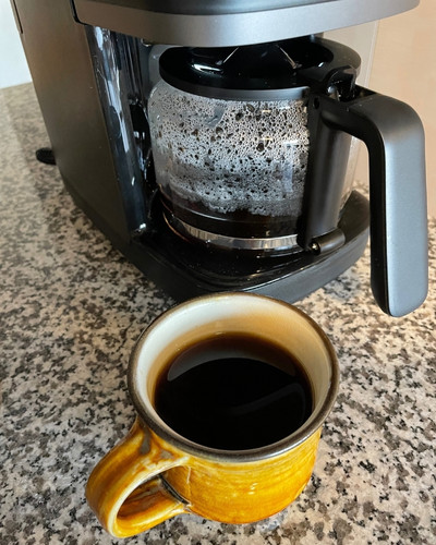 コーヒーカップとコーヒーメーカー