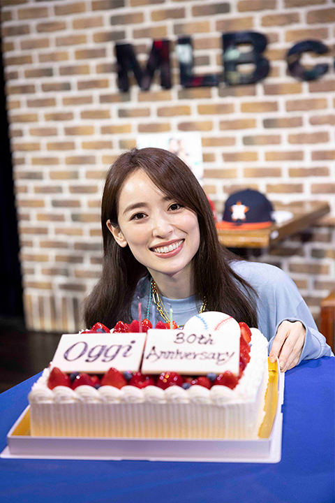 Oggi30周年をお祝いするケーキと泉里香さん