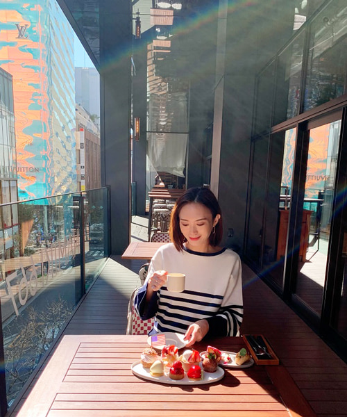 ハイアット セントリック 銀座 東京で食事を楽しむ女性