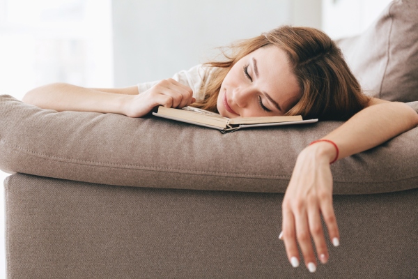 読書しながら寝る女性