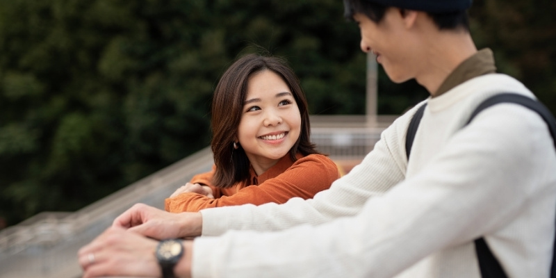 男性に微笑みかける女性の写真