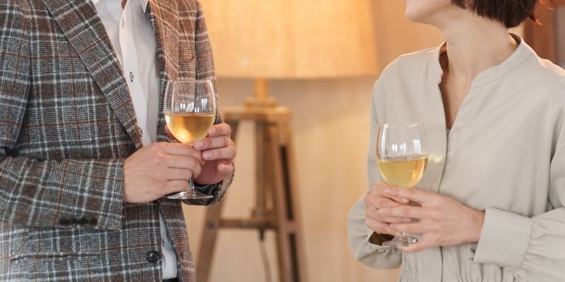 合コンで会話する男女の写真