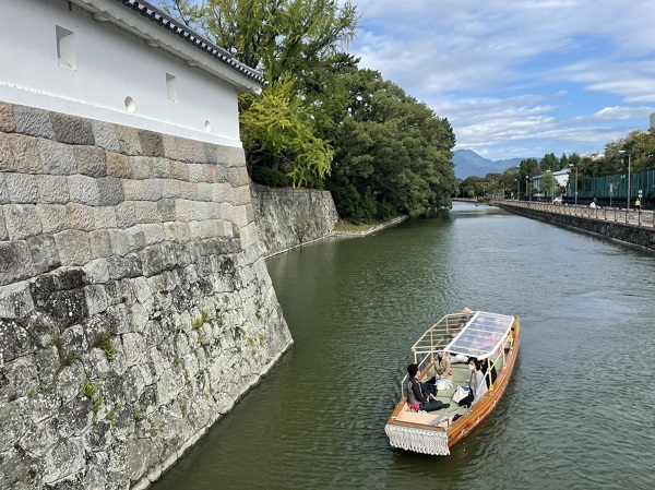 駿府城の堀を遊覧する「葵舟」