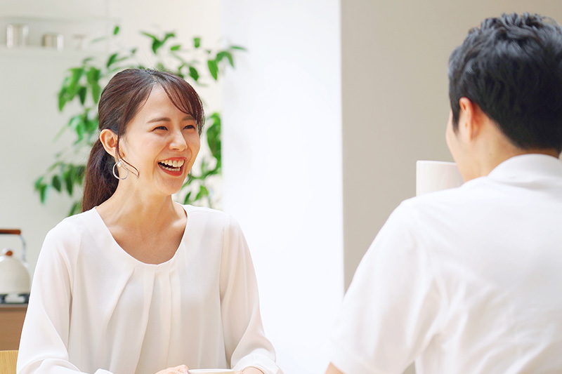 話をするカップル