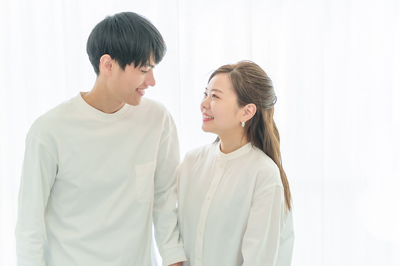 見つめ合う男女・カップル・夫婦