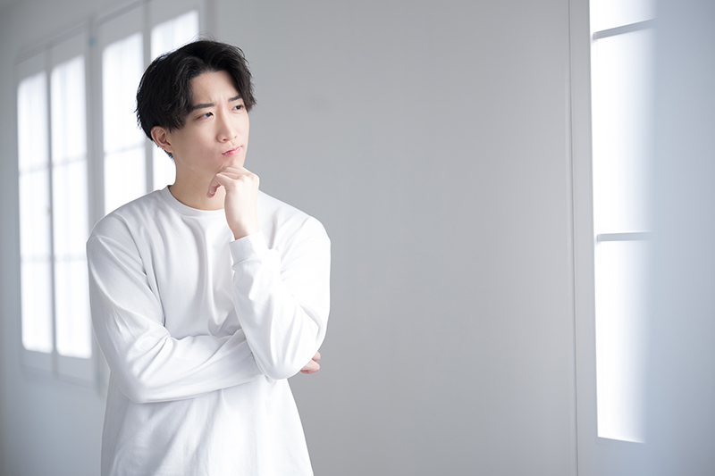 考えごとをする男性