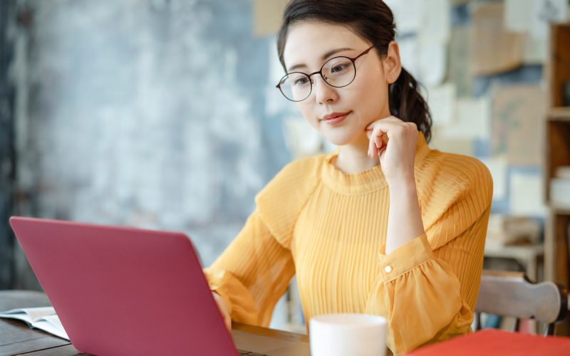 無口な人の特徴とは? 隠された心理や付き合い方のポイントを紹介 | Oggi.jp