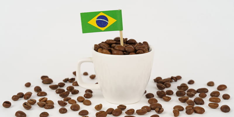 ブラジルの国旗とコーヒー