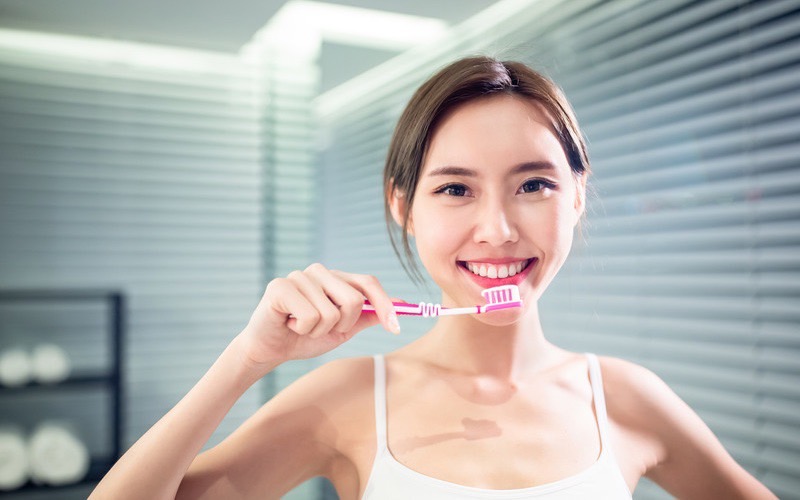 歯を磨く女性イメージ