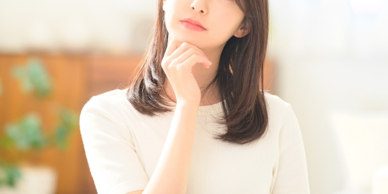 考える女性の写真
