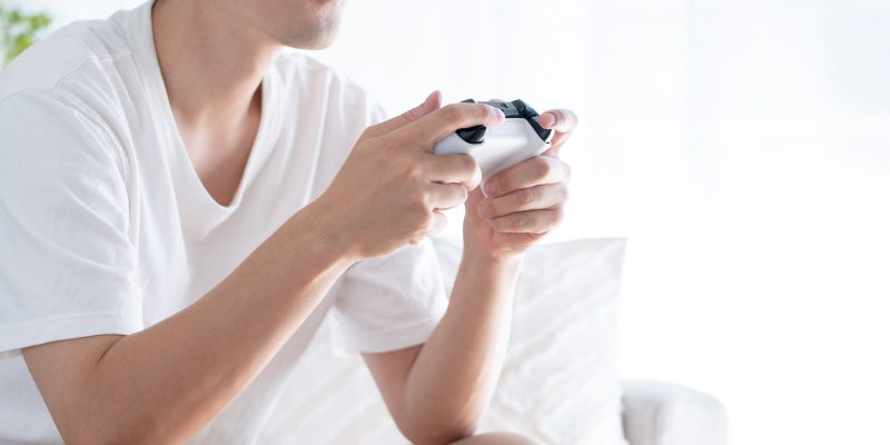 1人ゲームをする男性