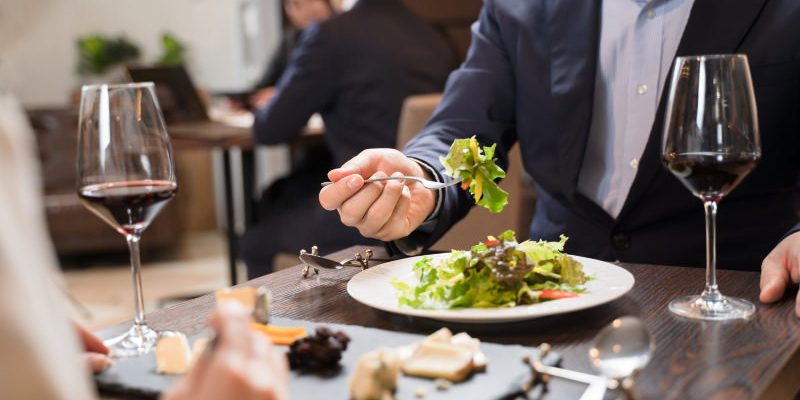 女性とディナーをする男性