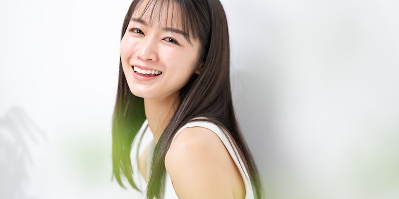 【男性に聞いた】「追いかけたくなる女性」の特徴とは？