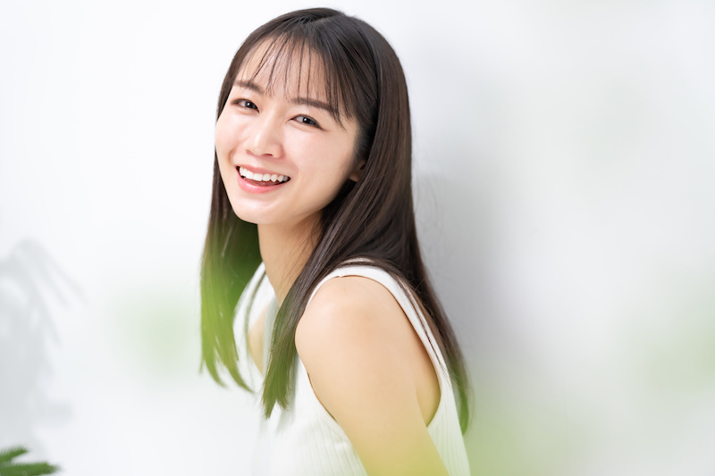 【男性に聞いた】「追いかけたくなる女性」の特徴とは？