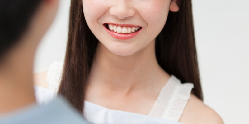 目の前の男性に微笑みかける女性の写真