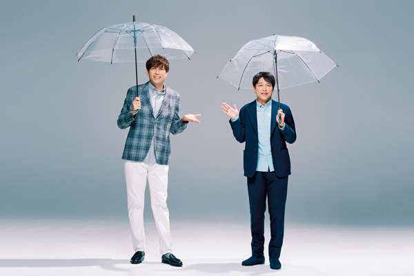 傘を持つ男性2人