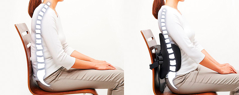 「ボディカルテ 腰楽座サポートプレート」を椅子に取り付けて座っている様子