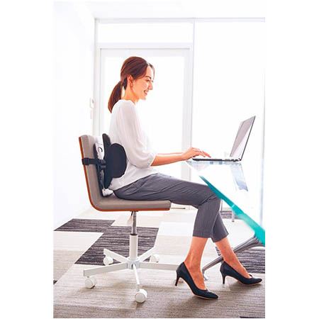 「ボディカルテ 腰楽座サポートプレート」を取り付けた椅子でパソコン作業をする女性