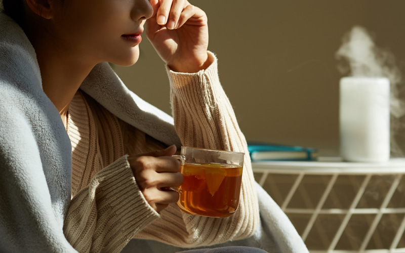 温かいお茶を飲む女性