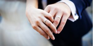 右手薬指の指輪は彼氏いないアピールか|右手薬指の指輪の意味を男女別に解説 | Oggi.jp