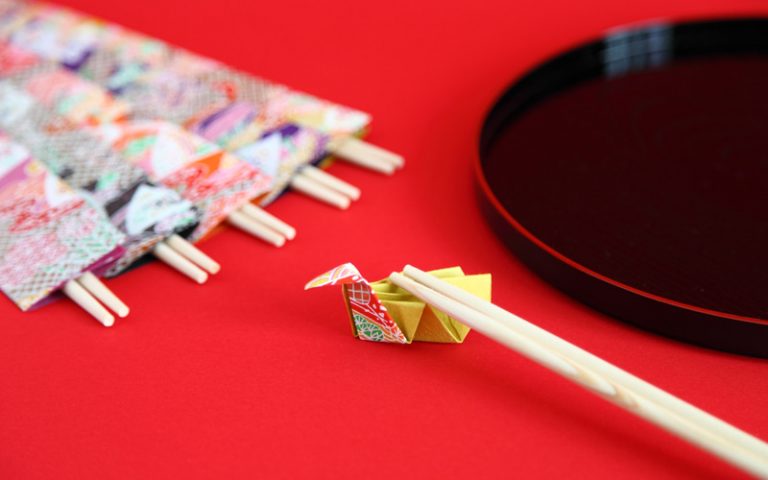 知っておきたい祝い箸の正しい使い方。さまざまな呼び名や捨て方も解説 | Oggi.jp