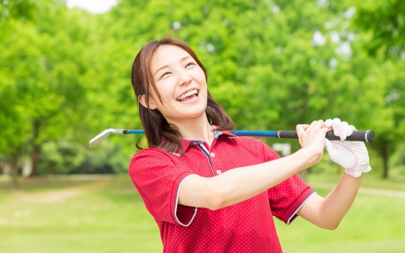 ゴルフをする女性イメージ