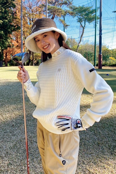 ゴルフをする朝比奈彩さん