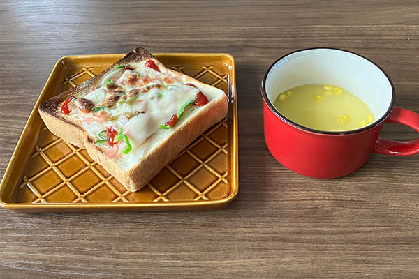 トーストプレートにトースト、スープカップにスープが入っている