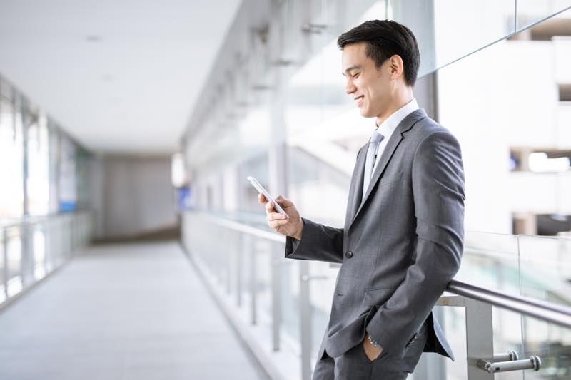 スマホを見る男性