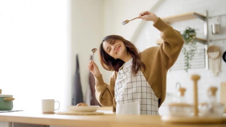 「天然女子」の性格や特徴、あるあるエピソードを女性100人に聞いてみた | Oggi.jp