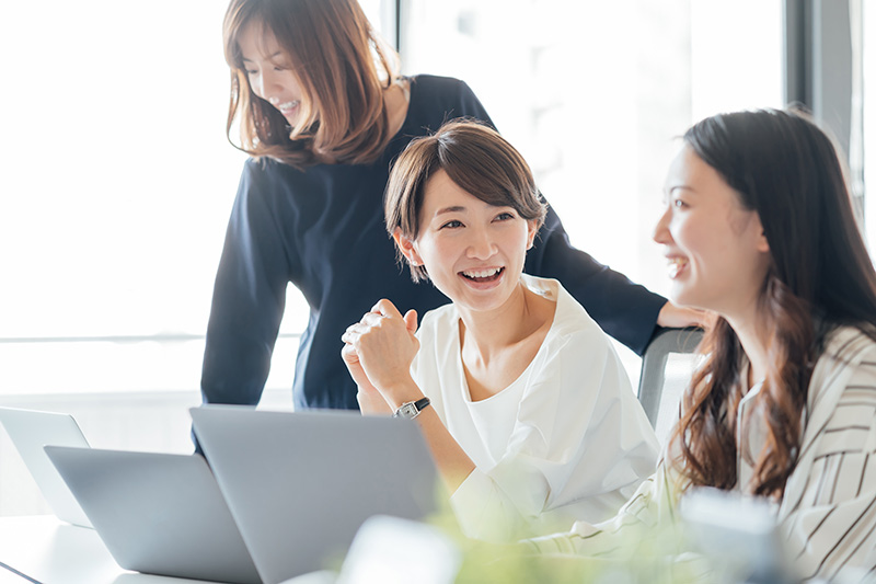 笑顔で話をするビジネスウーマン