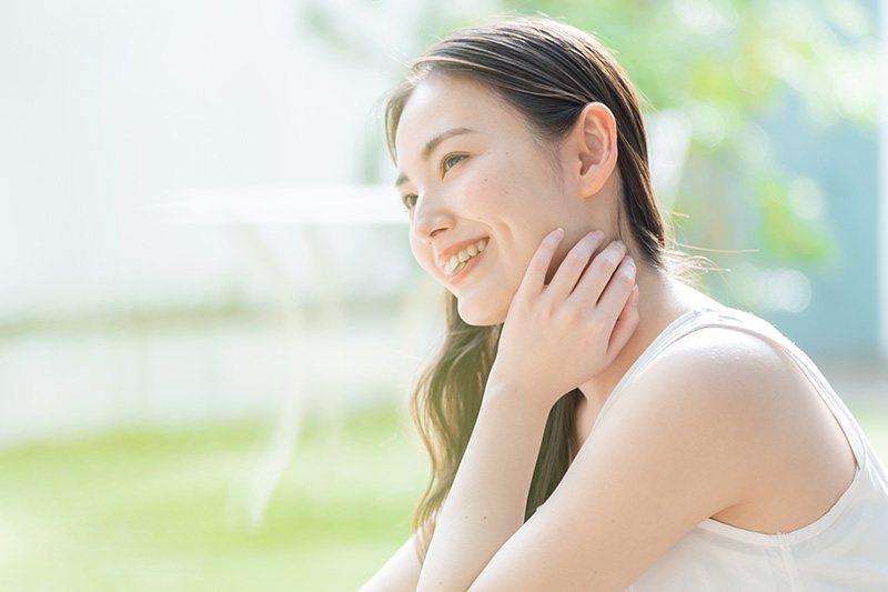 リラックスする若い女性