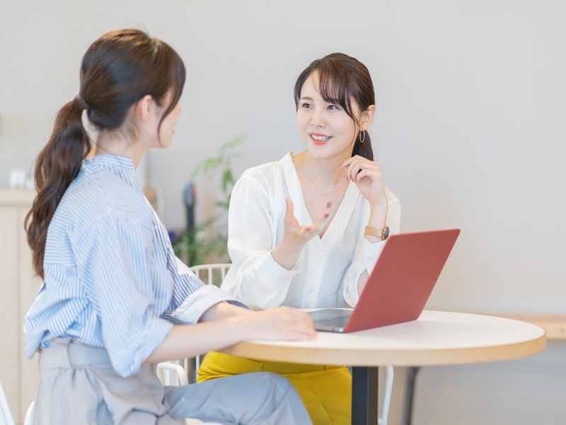 会話する女性