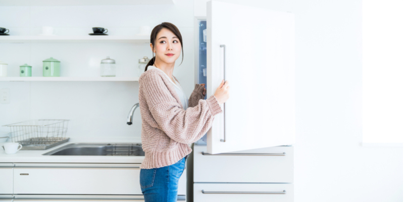 冷蔵庫をあける女性