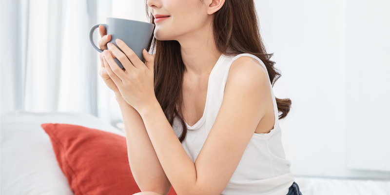 飲み物を飲む女性