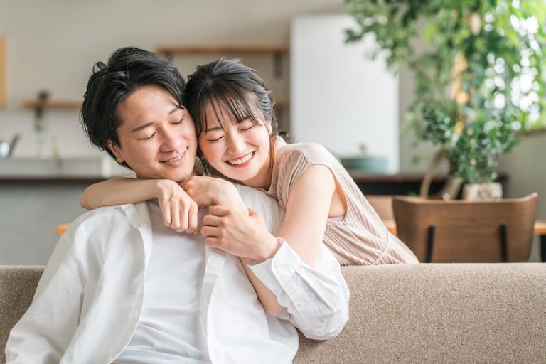 肩を抱く相手の心理とは? 急にされたときの上手な対処法も紹介 | Oggi.jp