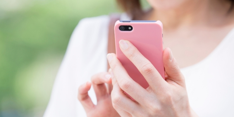スマホを見ている女性の写真