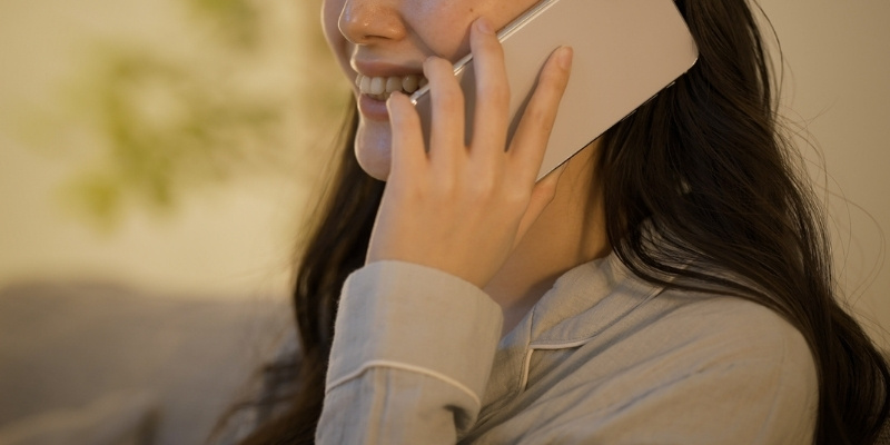 スマホで電話している女性の写真