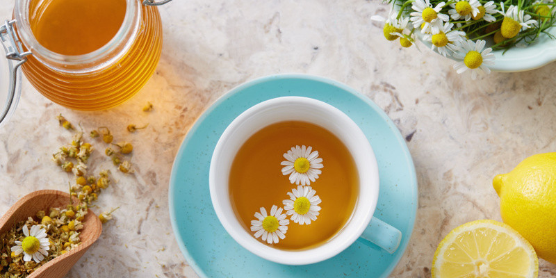 紅茶に浮かぶお花と蜂蜜と檸檬
