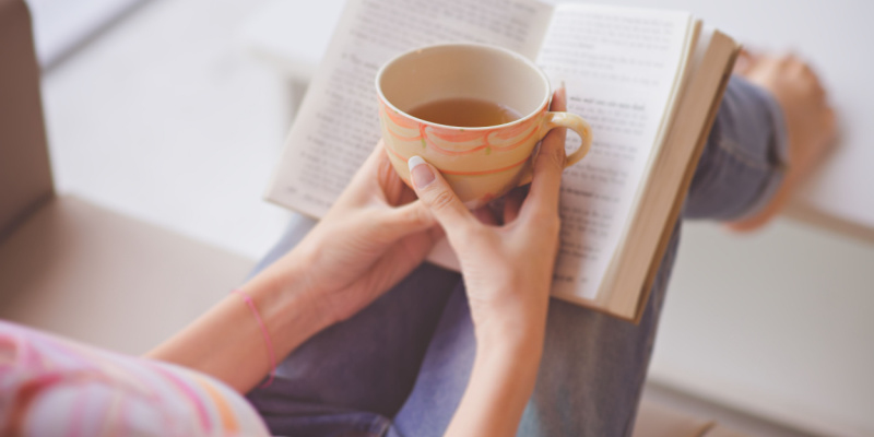 本を読みながらお茶を飲む