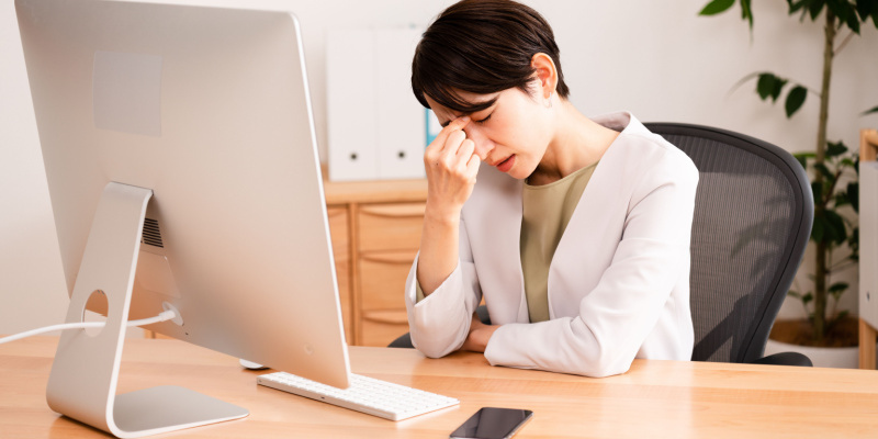 パソコンの前で疲れている女性