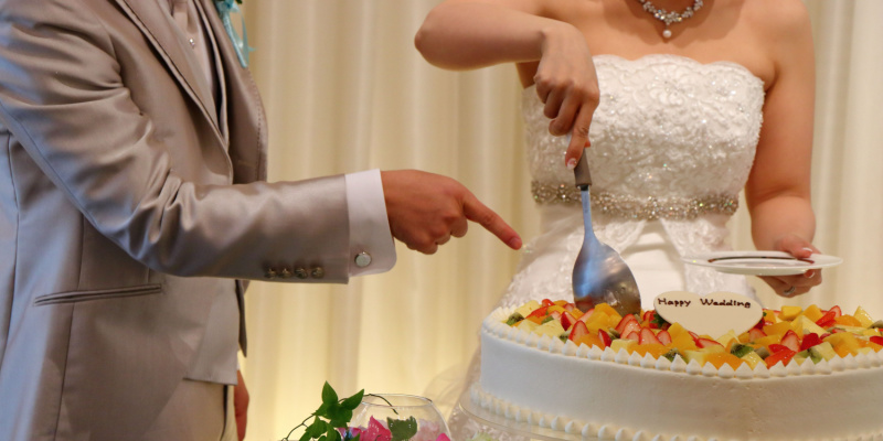 ケーキをスプーンで救う花嫁