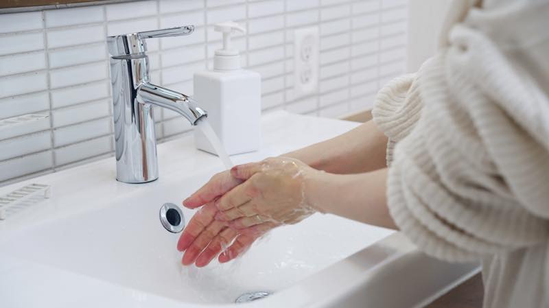 手を洗っている女性の手元